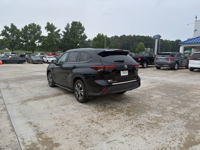 Used 2024 Toyota Highlander XLE AWD/4WD image 11
