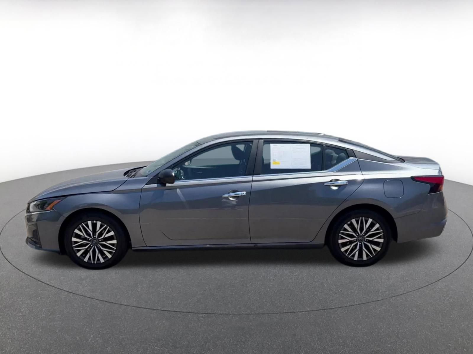 Used 2025 Nissan Altima 2.5 SV FWD image 9