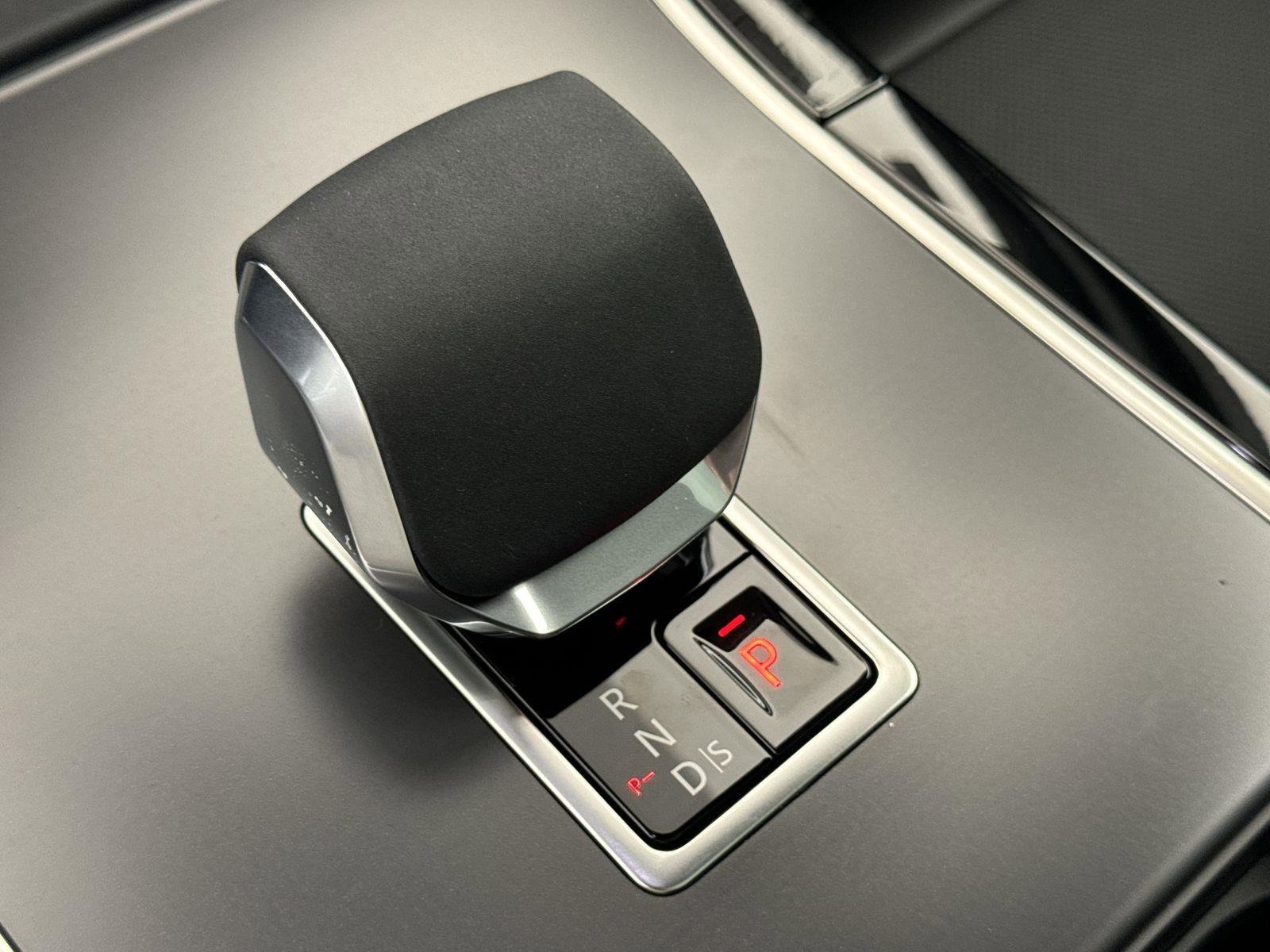 Certified 2025 Land Rover Range Rover Velar Dynamic SE image 17