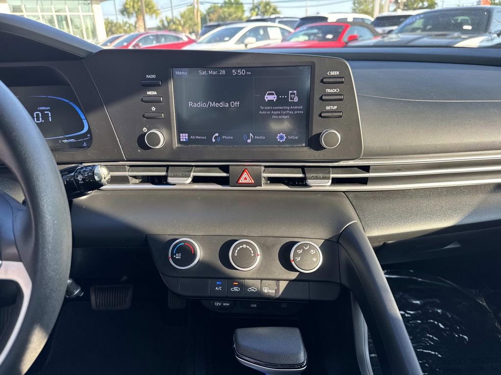 Used 2024 Hyundai Elantra SE image 25
