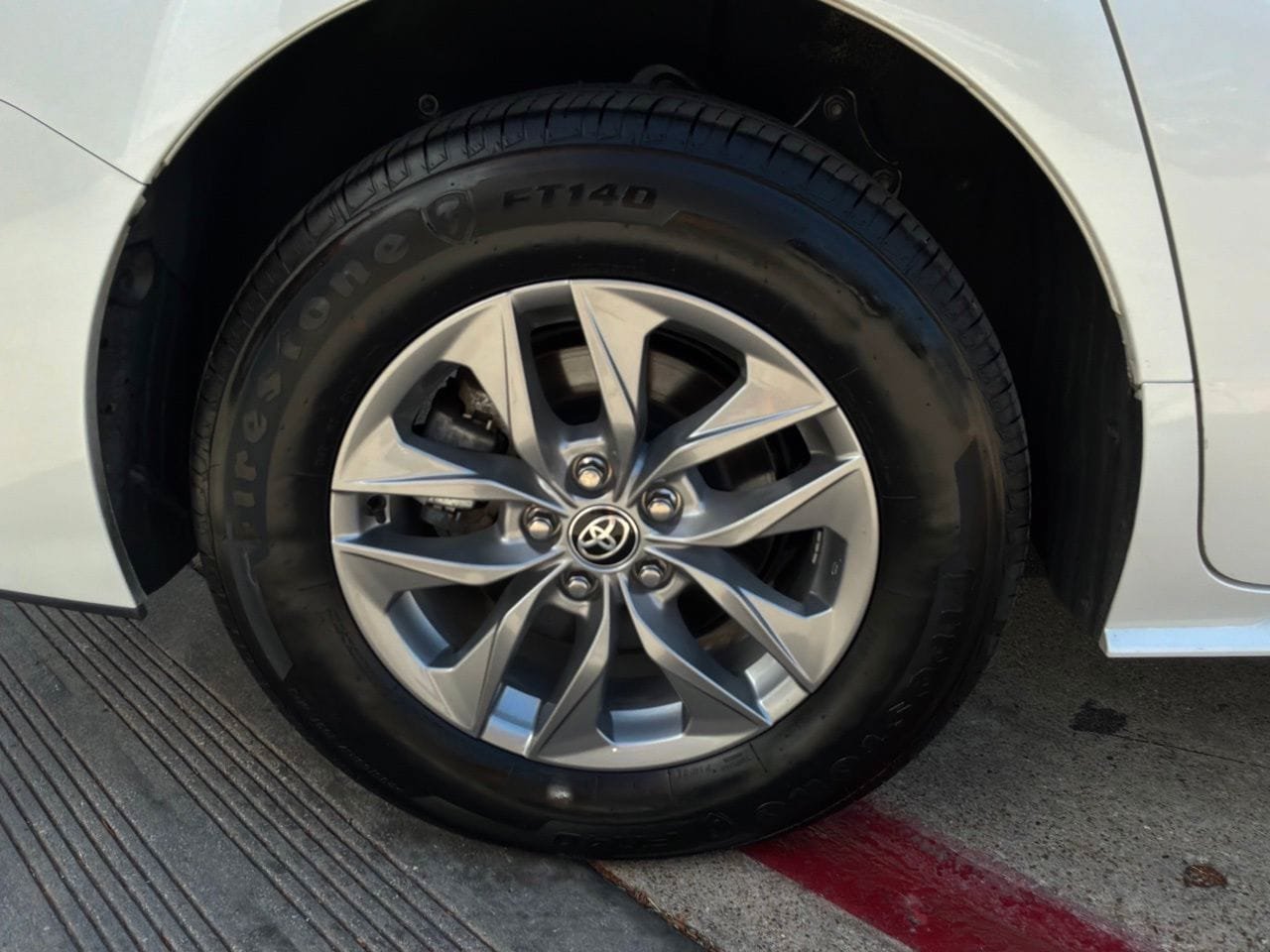 Used 2026 Toyota Sienna XLE FWD image 9