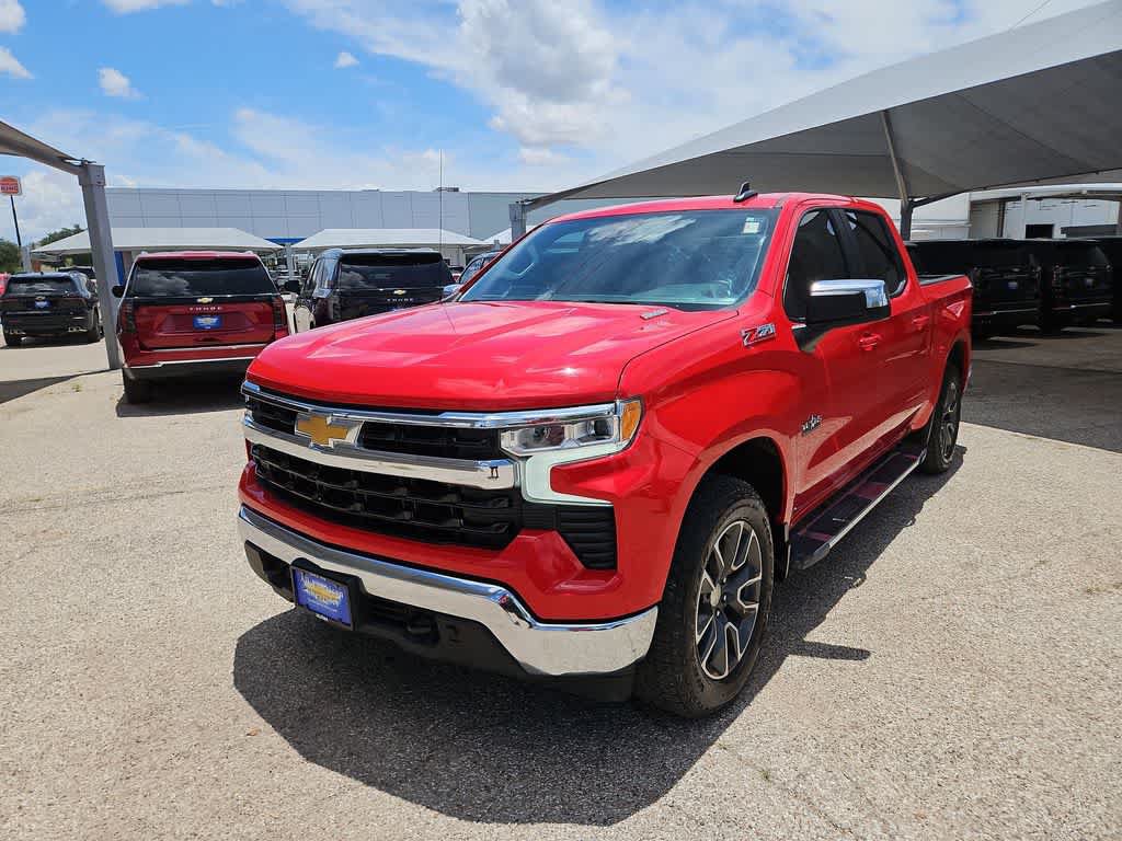 Used 2023 Chevrolet Silverado 1500 LT w/ Z71 Off-Road Package AWD/4WD image 4