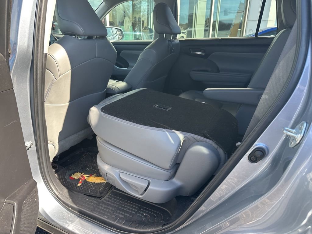 Used 2022 Toyota Highlander XLE image 5