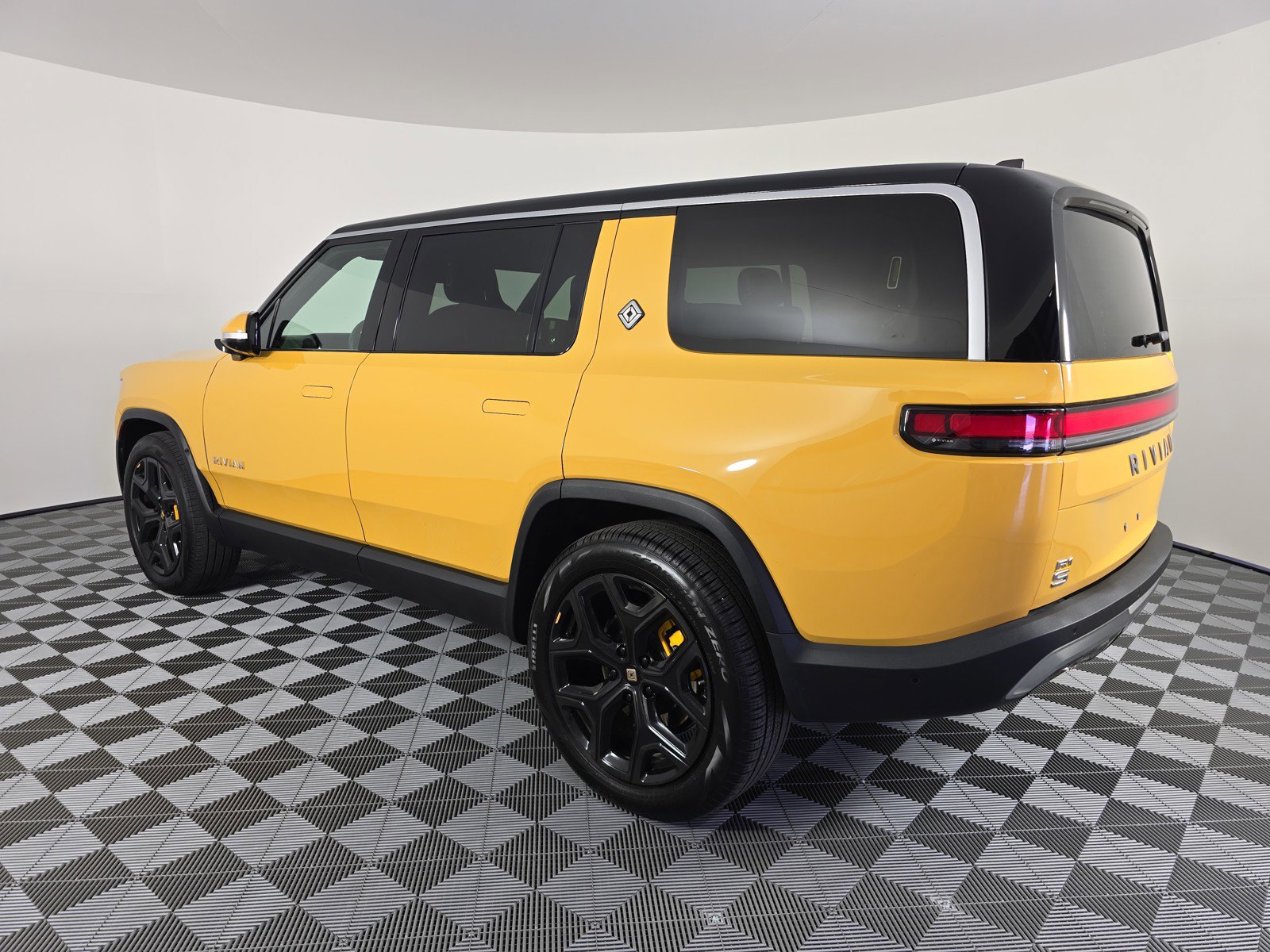 Used 2023 Rivian R1S Adventure image 3