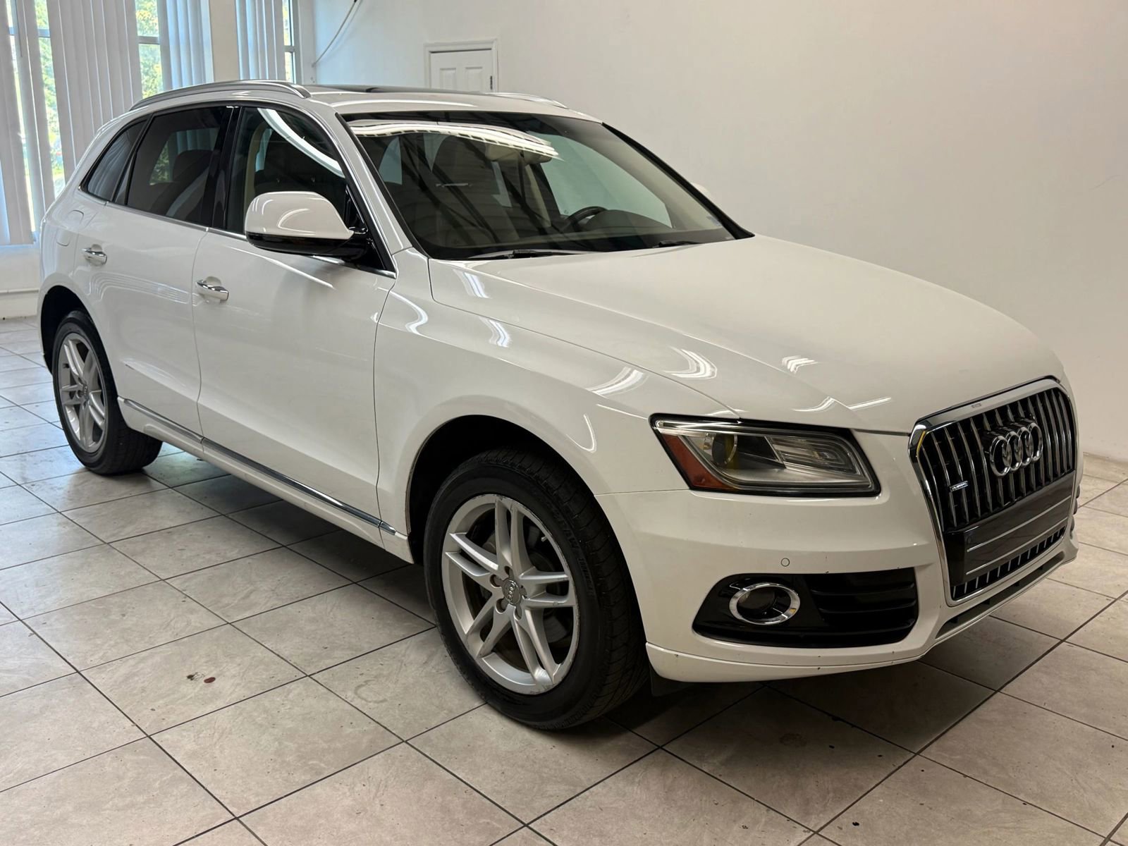Used 2017 Audi Q5 2.0T Premium Plus w/ Technology Package AWD/4WD image 1