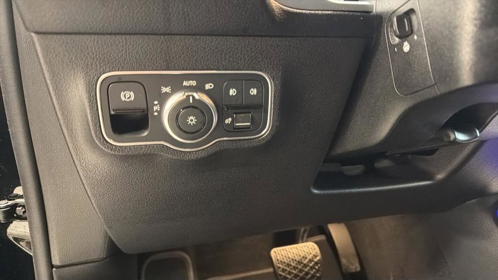 Used 2022 Mercedes-Benz GLB 250 4MATIC image 23