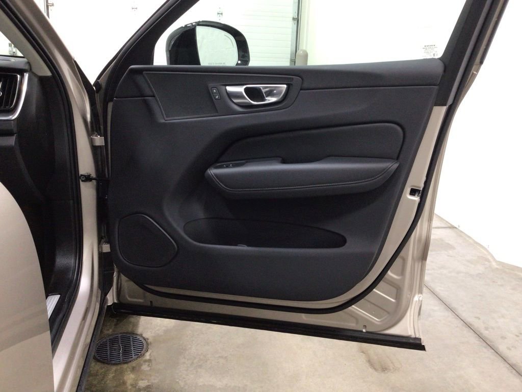 Used 2025 Volvo XC60 B5 Core image 34