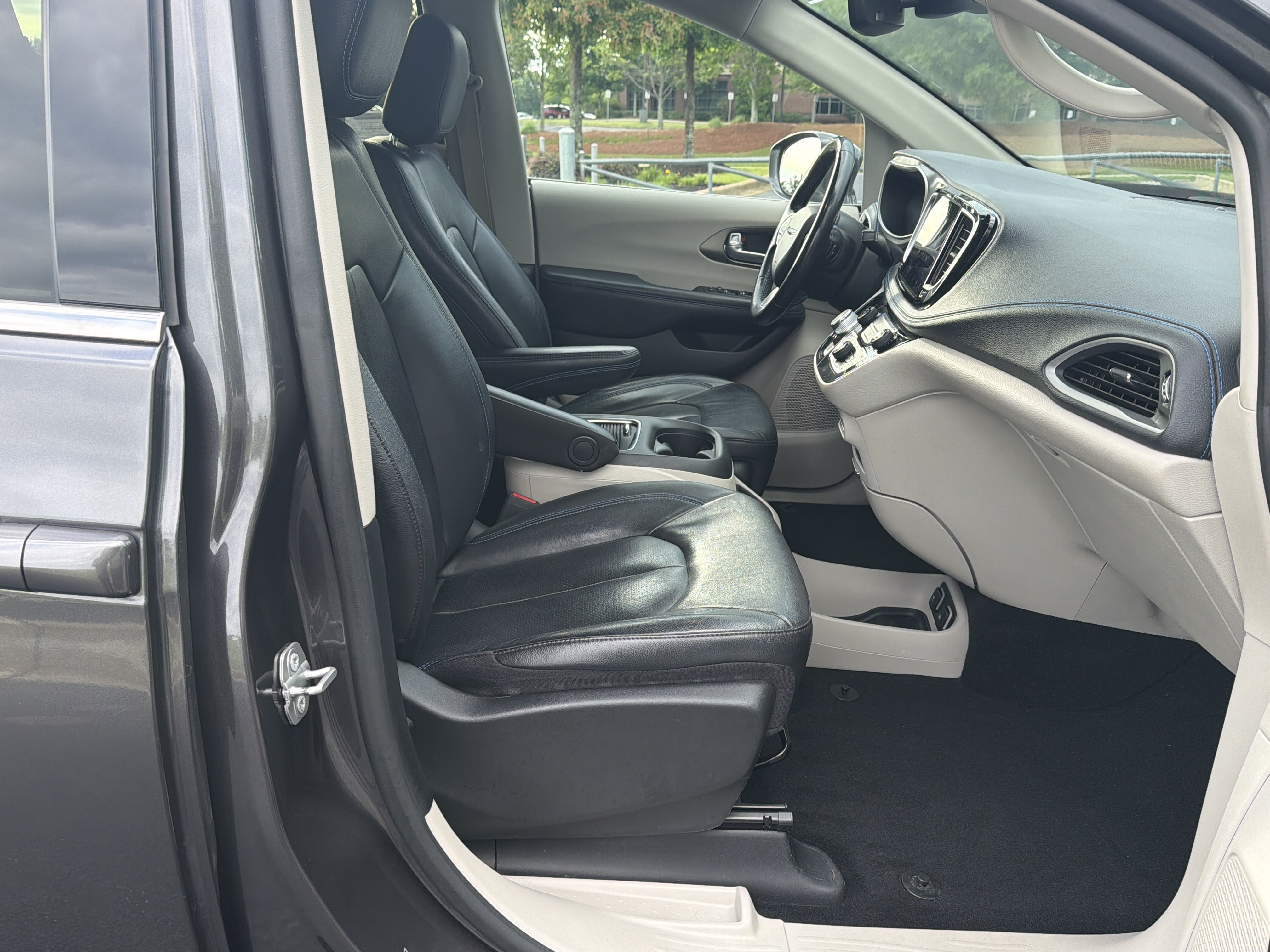 Used 2021 Chrysler Pacifica Touring-L FWD image 31