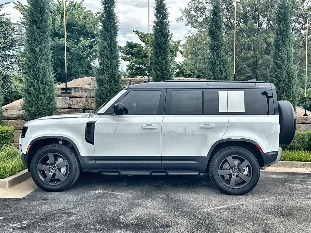 Used 2025 Land Rover Defender 110 S image 2