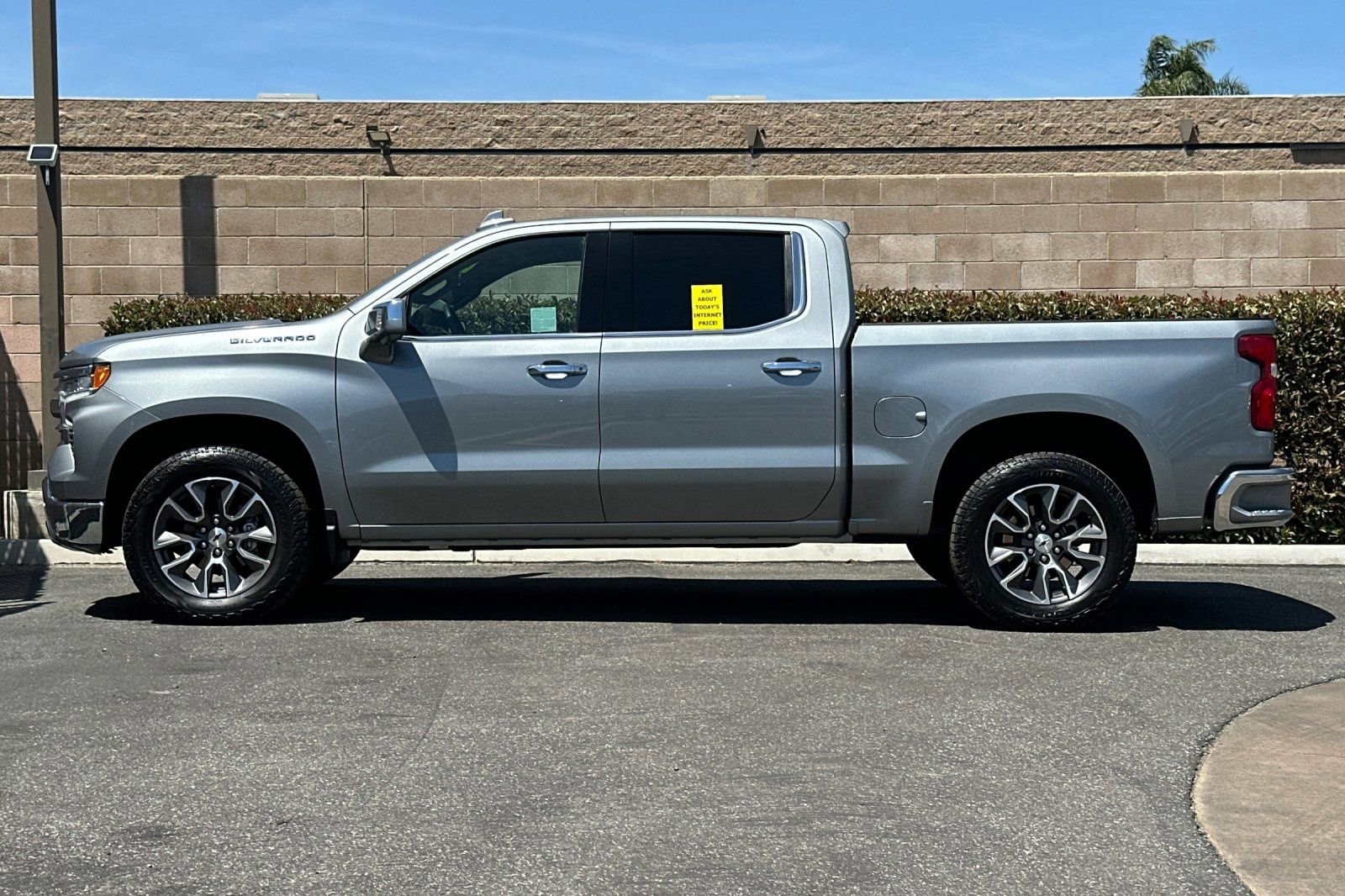 Used 2024 Chevrolet Silverado 1500 LTZ AWD/4WD image 7