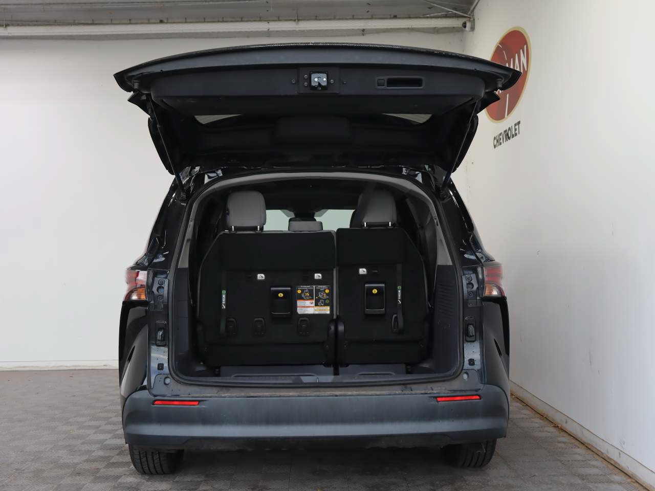 Used 2023 Toyota Sienna LE FWD image 5