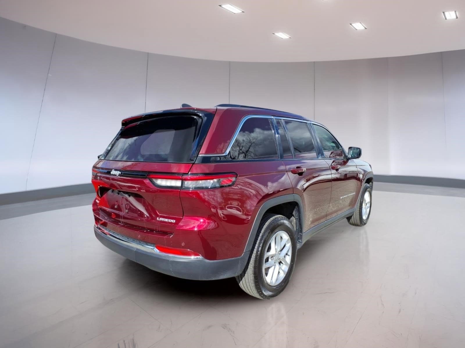 Used 2025 Jeep Grand Cherokee Laredo X w/ Luxury Tech Group I AWD/4WD image 4