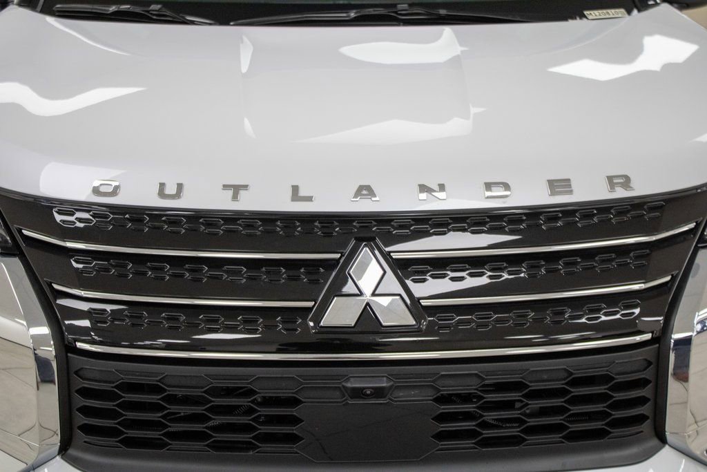 Used 2024 Mitsubishi Outlander SE image 9