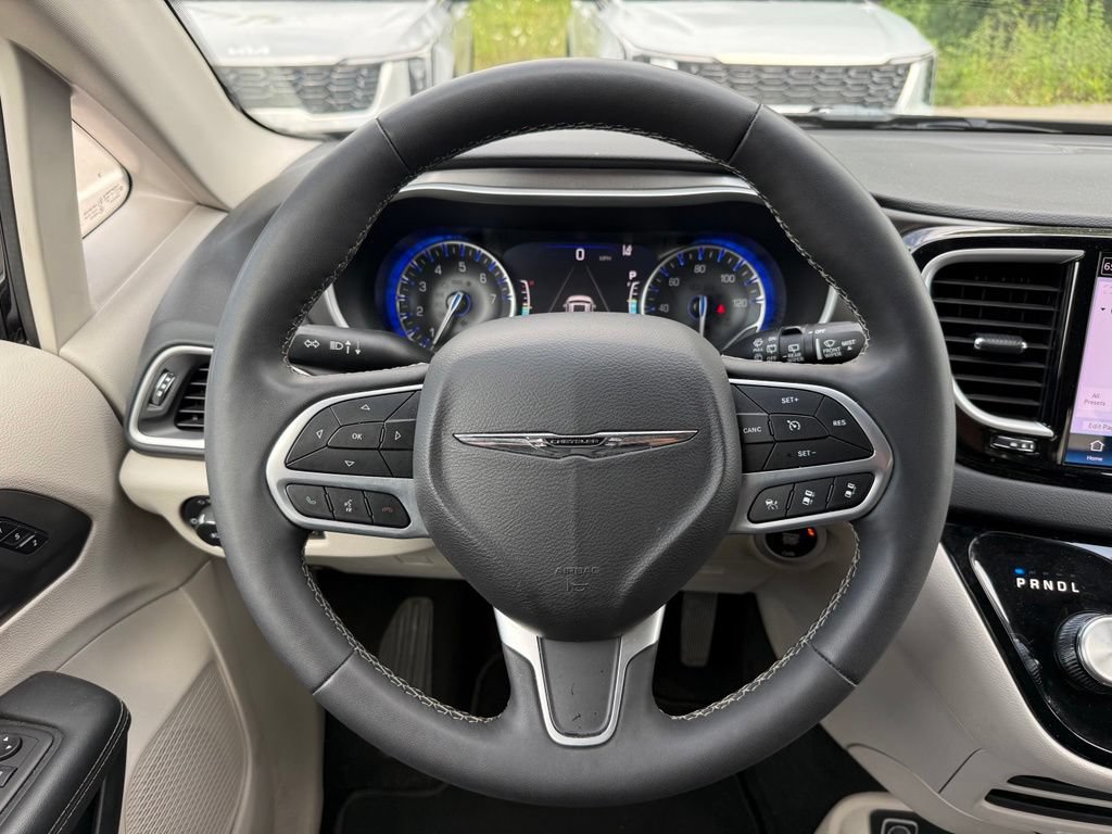 Used 2024 Chrysler Pacifica Touring-L FWD image 24