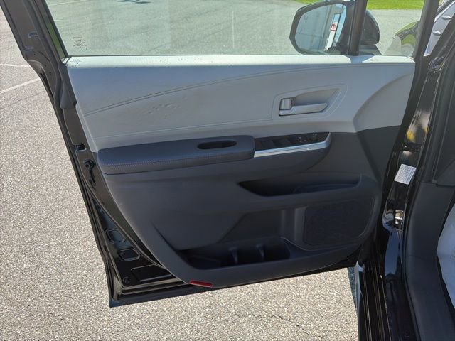 Used 2023 Toyota Sienna LE AWD/4WD image 11