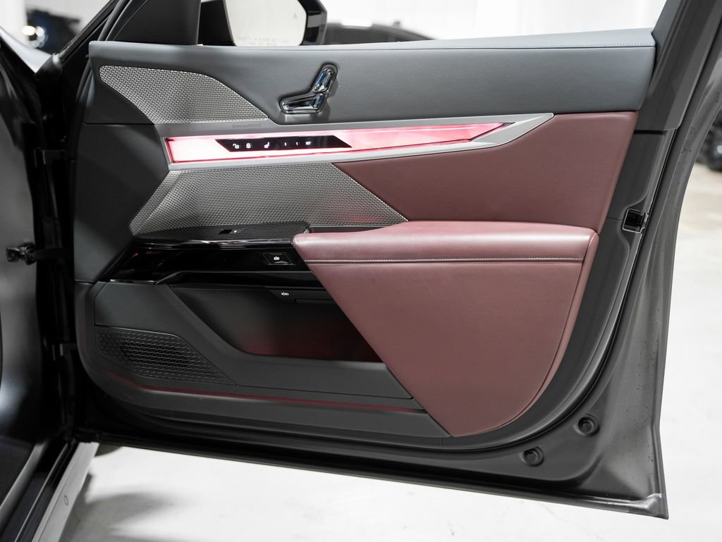 Used 2023 BMW 760i xDrive w/ Executive Package image 34