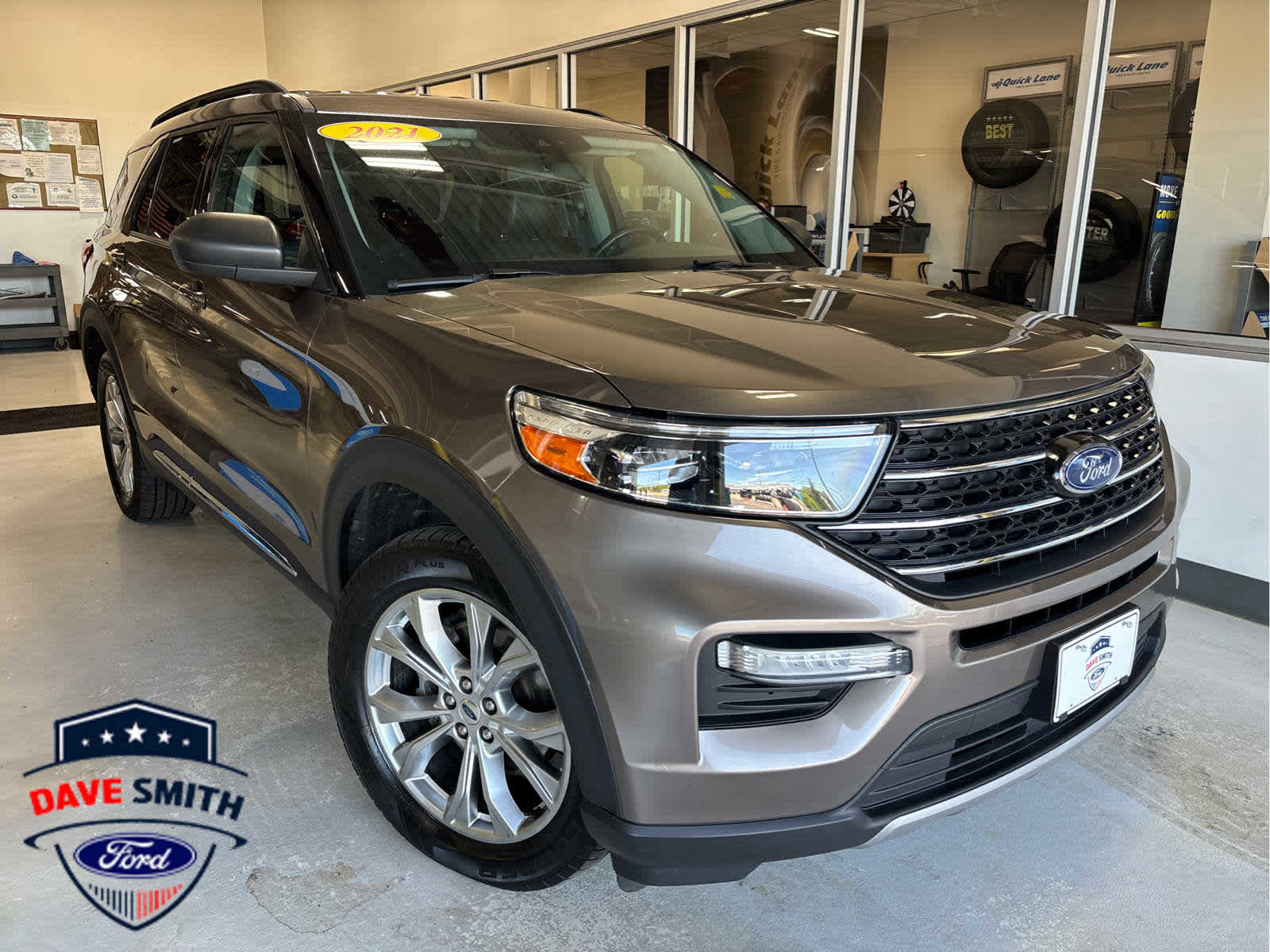 Used 2021 Ford Explorer XLT w/ Equipment Group 202A AWD/4WD image 2