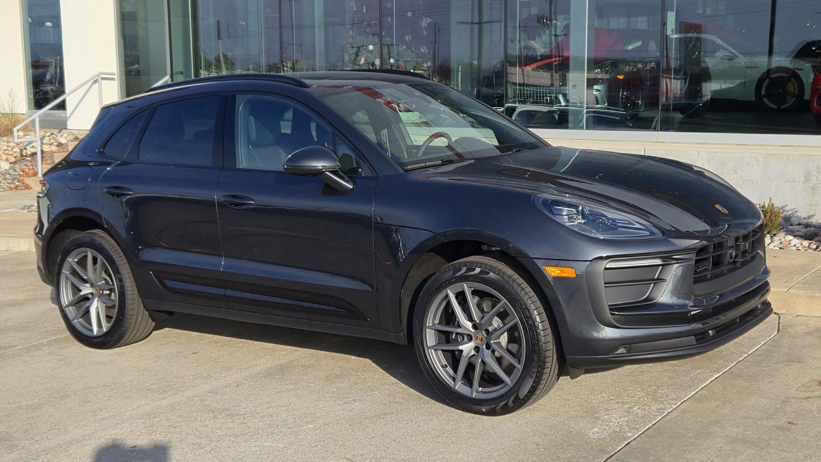 Certified 2025 Porsche Macan image 9