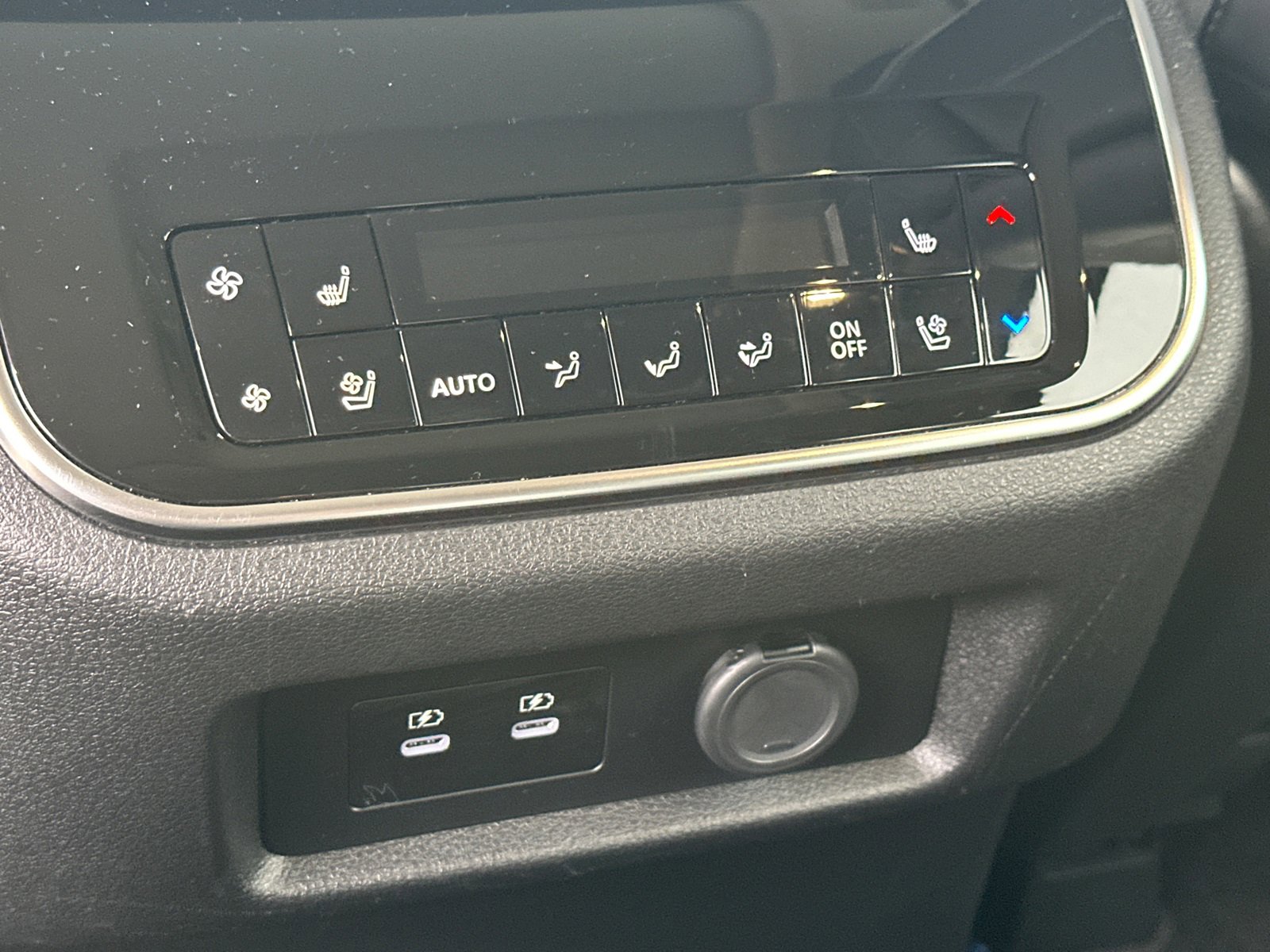 Used 2025 INFINITI QX80 Sensory image 24