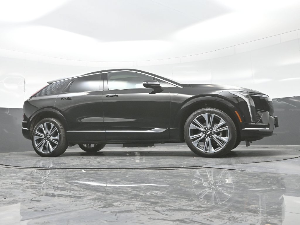 New 2027 Cadillac Optiq Premium Luxury w/ LPO, Floor Liner Package AWD/4WD image 25