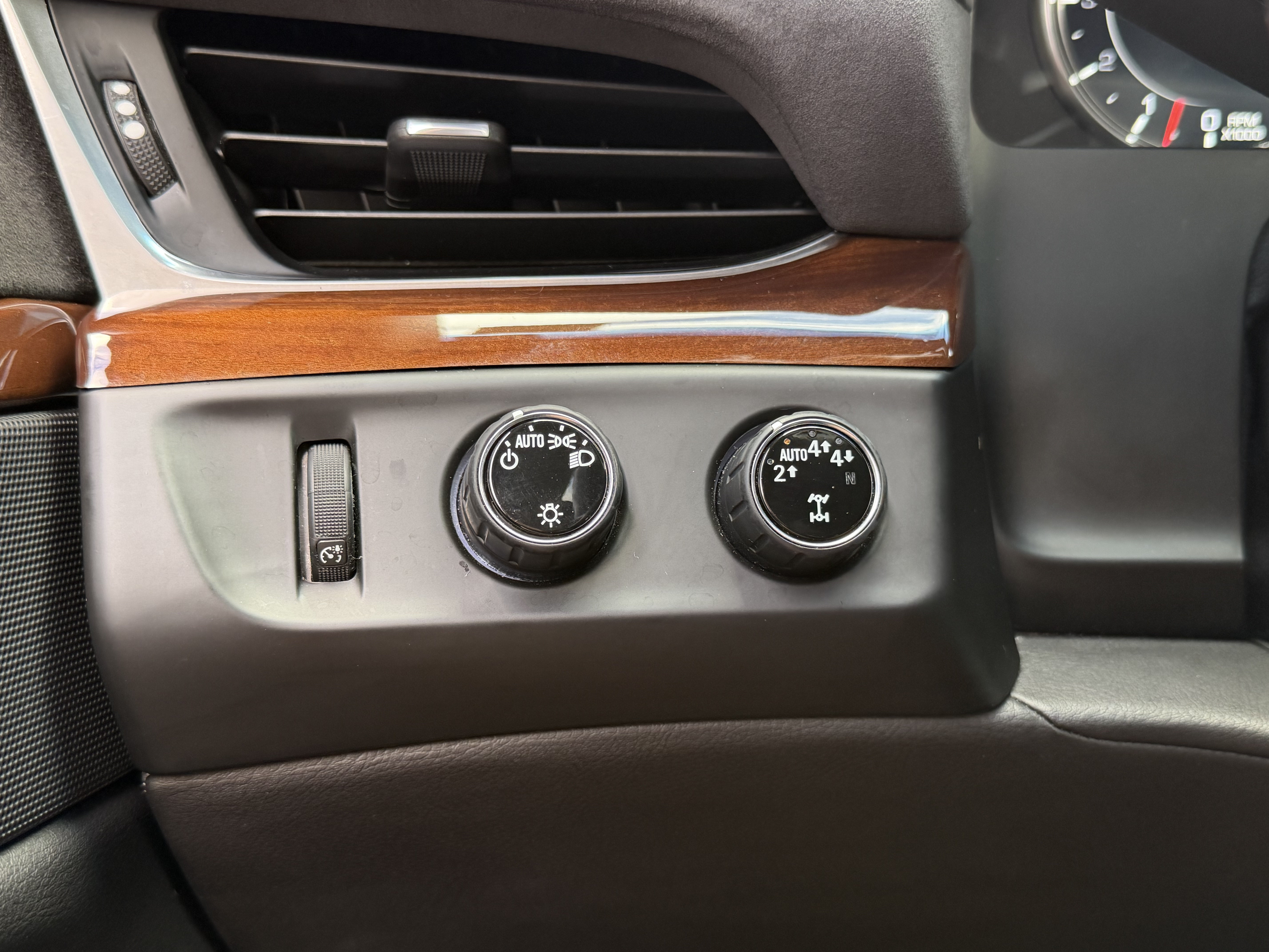 Used 2019 Cadillac Escalade ESV Luxury AWD/4WD image 44