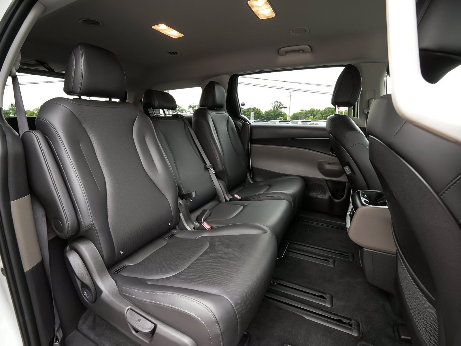 Used 2026 Kia Carnival LXS FWD image 43