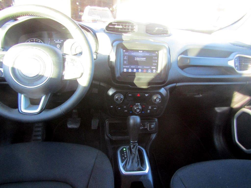 Used 2018 Jeep Renegade Latitude FWD image 8