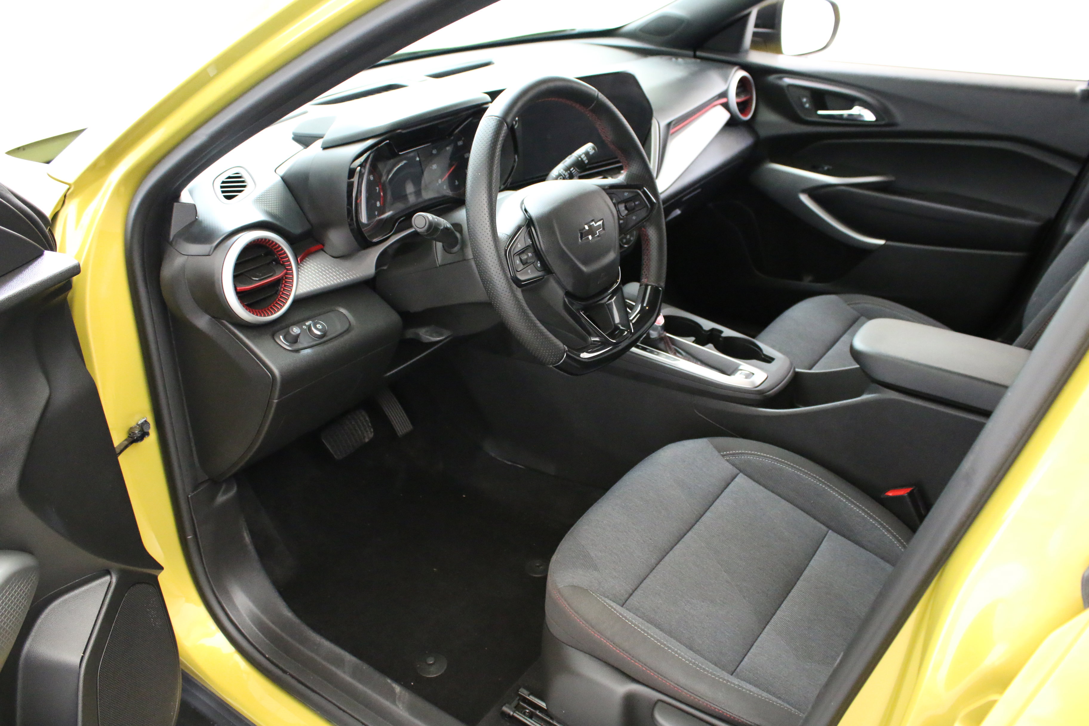 Certified 2024 Chevrolet Trax RS w/ Sunroof Package FWD image 23