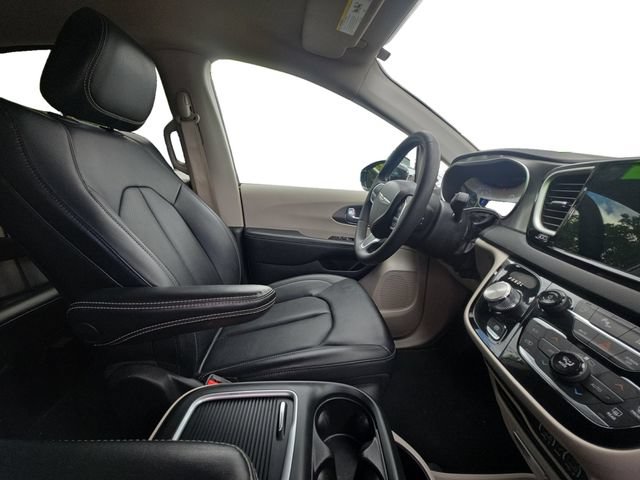 Used 2024 Chrysler Pacifica Touring-L FWD image 16