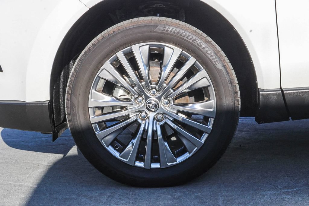 Used 2024 Toyota Venza XLE AWD/4WD image 10