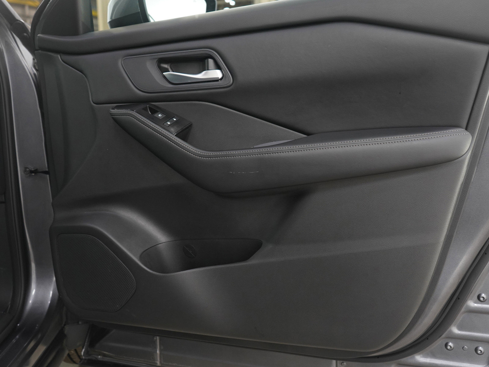 Used 2025 Nissan Rogue SV image 9