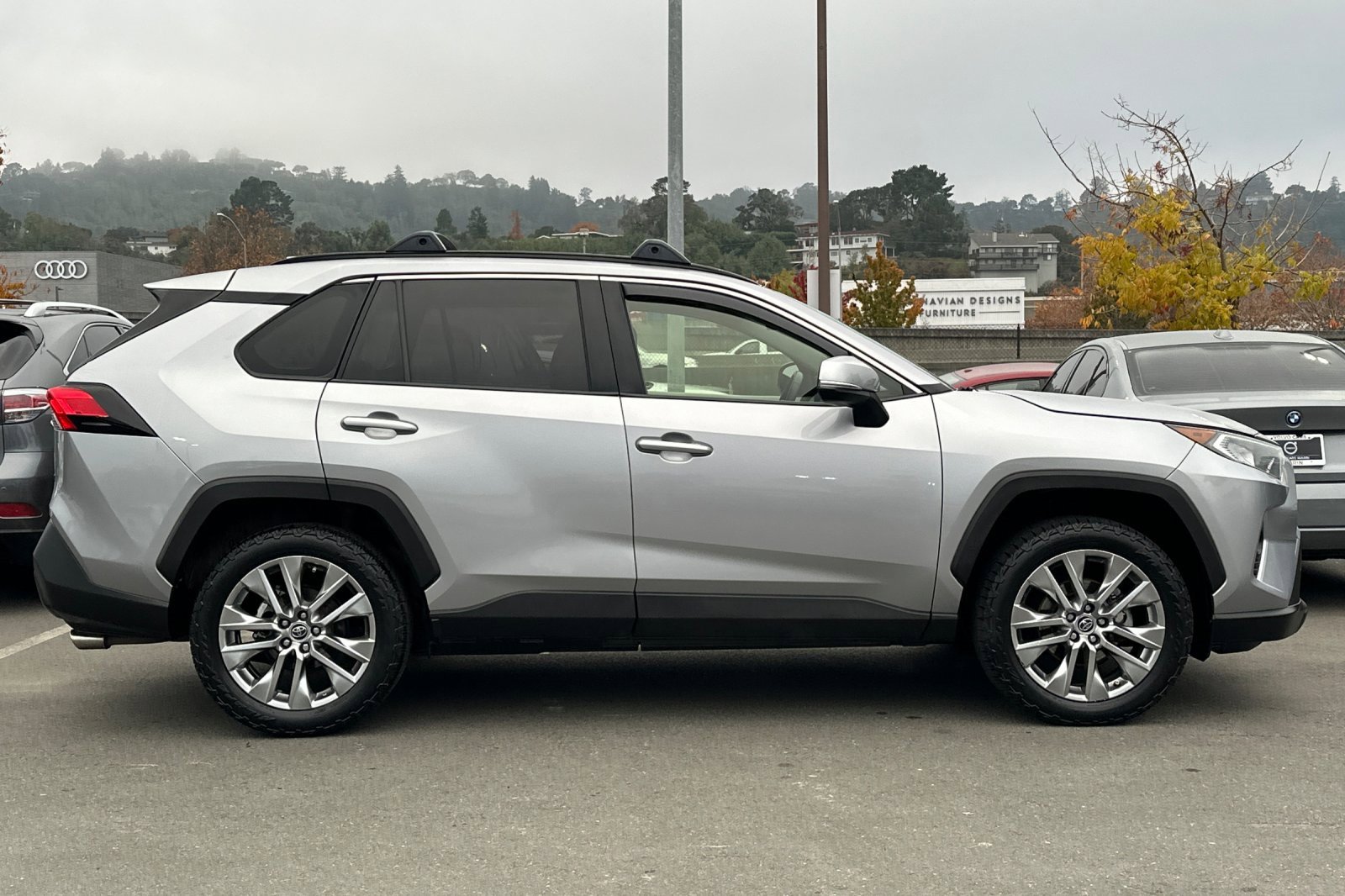 Used 2019 Toyota RAV4 XLE Premium image 8