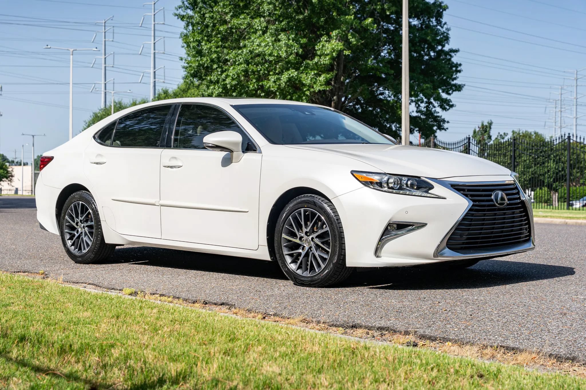 Used 2017 Lexus ES 350 w/ Luxury Package FWD image 4