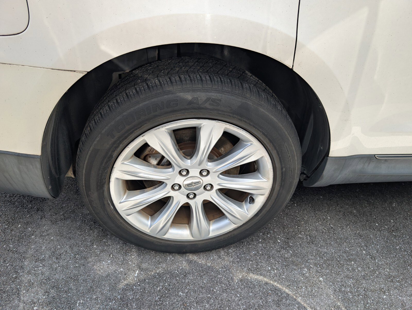 Used 2013 Lincoln MKT FWD image 16