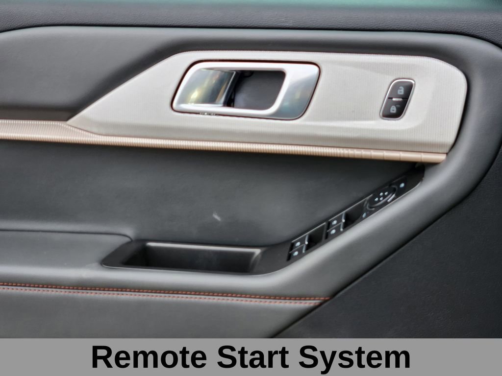 Used 2025 Ford Explorer Active w/ Active Comfort Package image 8