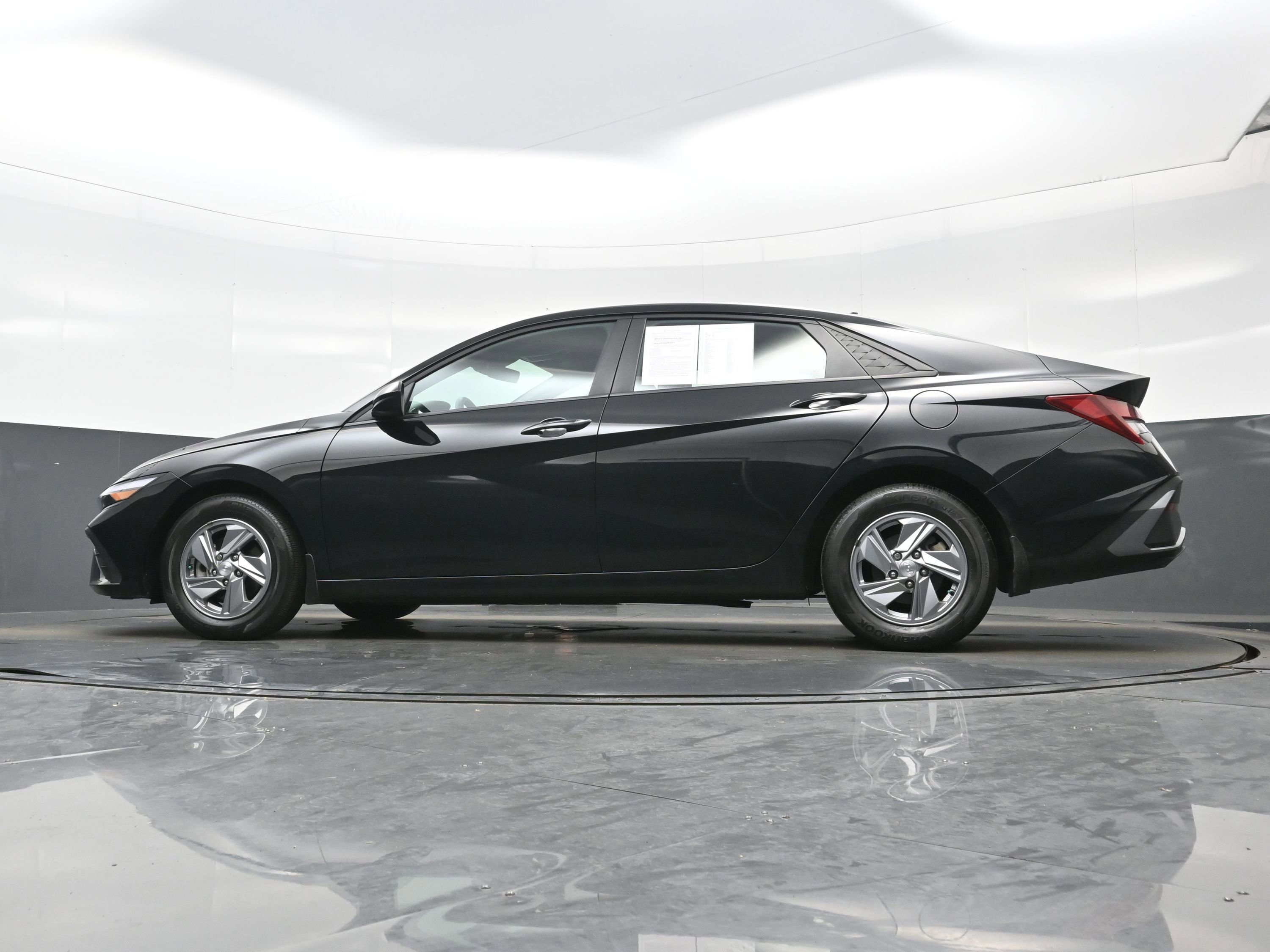 Used 2024 Hyundai Elantra SE FWD image 24