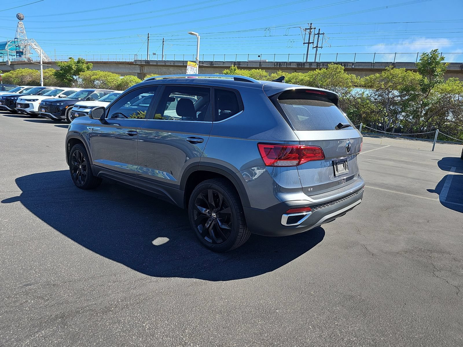 Used 2023 Volkswagen Taos SE w/ Panoramic Sunroof Package FWD image 7