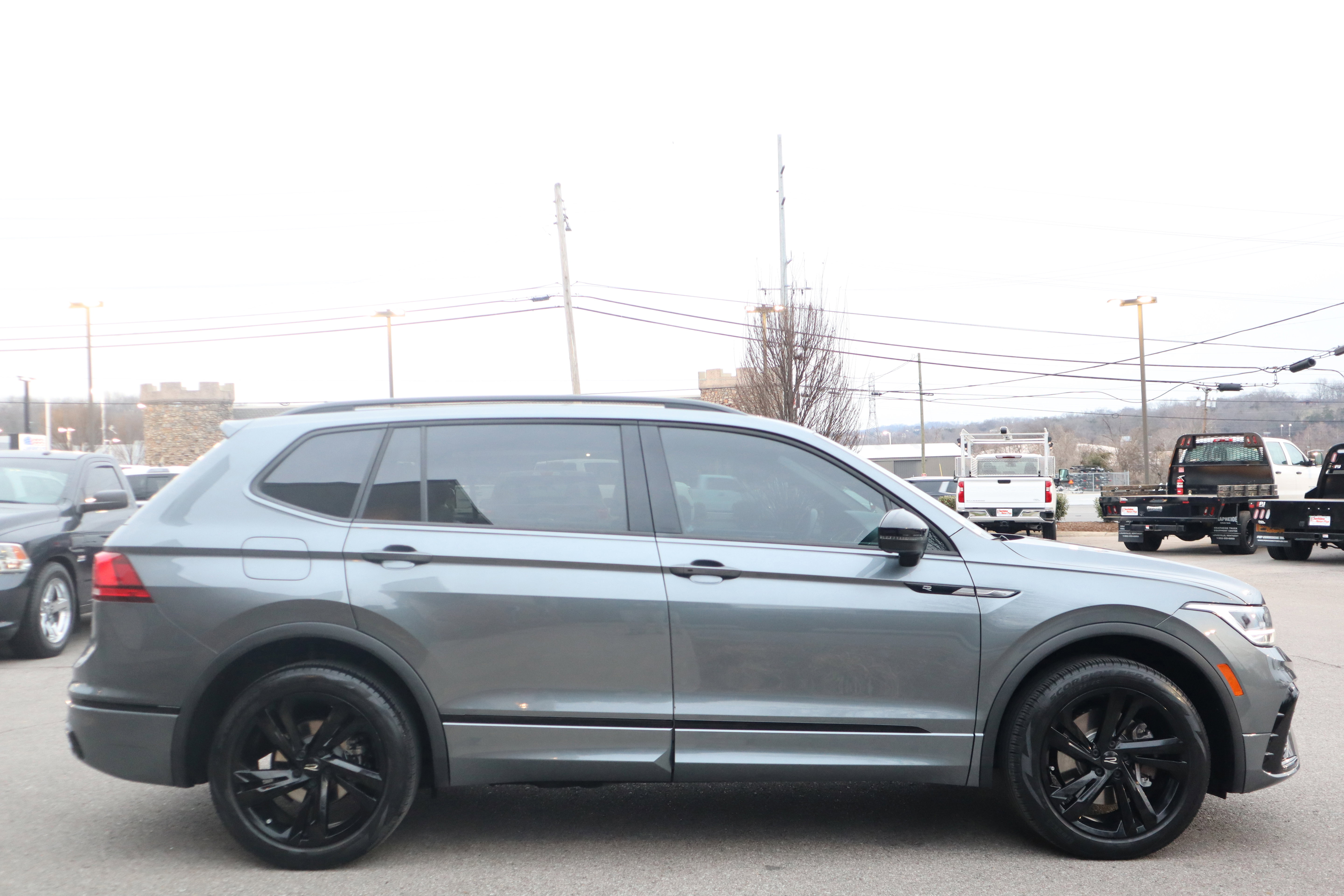 Used 2023 Volkswagen Tiguan SE R-Line image 6