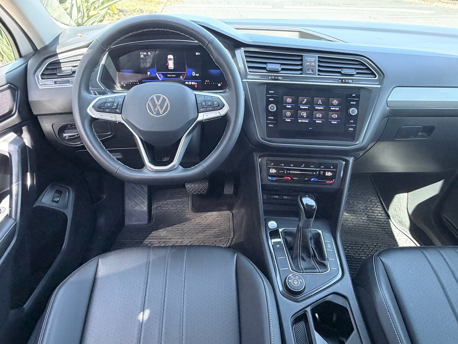 Used 2024 Volkswagen Tiguan SE AWD/4WD image 10