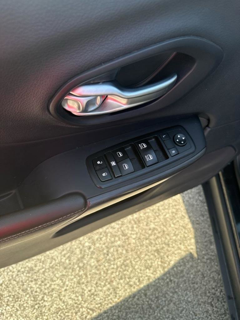 Used 2015 Jeep Cherokee Limited image 4