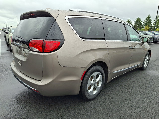 Used 2017 Chrysler Pacifica Touring-L Plus w/ Advanced Safetytec Group FWD image 7