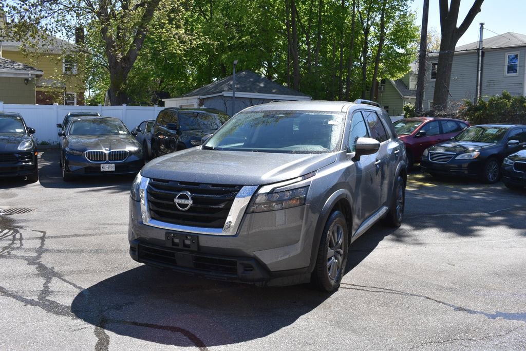 Used 2025 Nissan Pathfinder SV FWD image 2