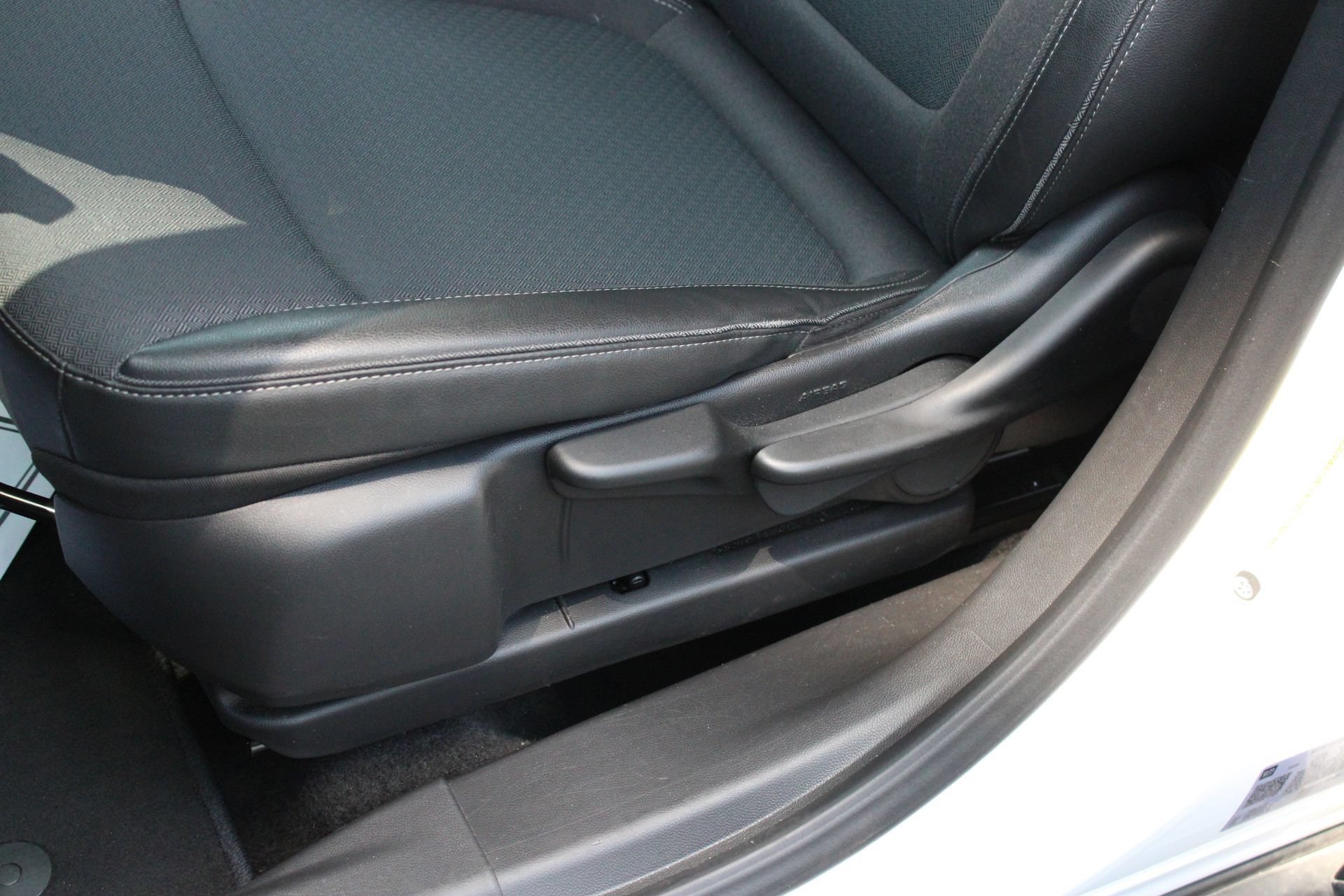 Used 2025 Buick Encore GX Preferred AWD/4WD image 13