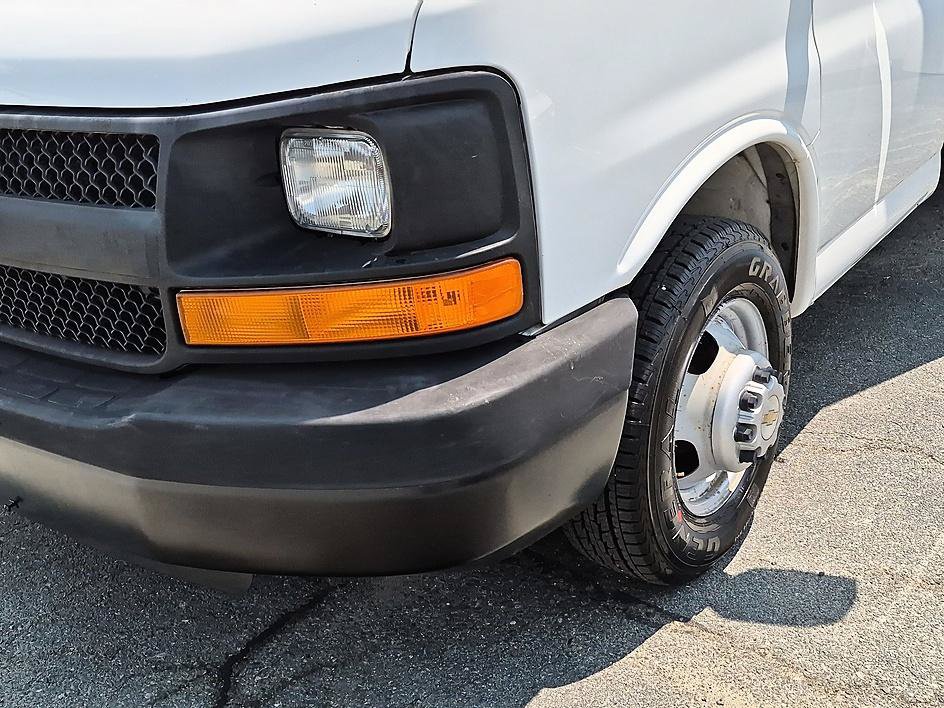 Used 2014 Chevrolet Express 3500 Extended RWD image 9
