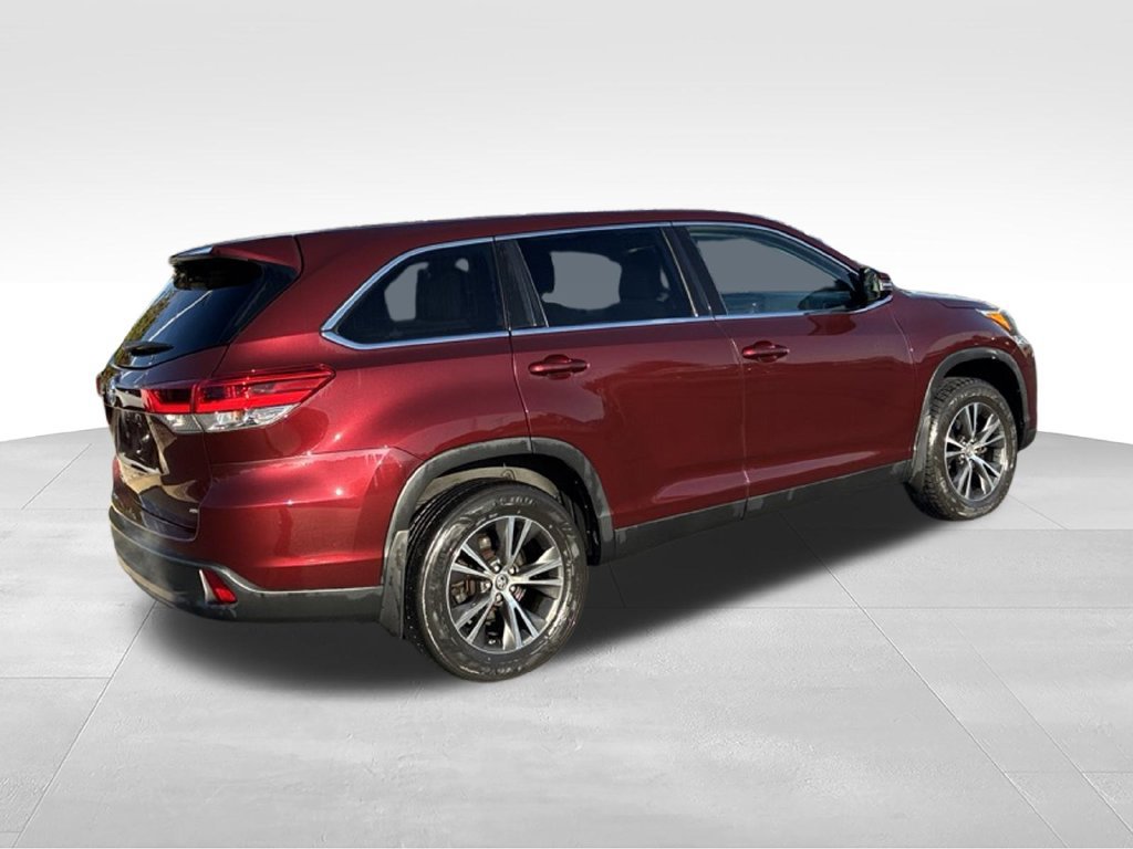 Used 2019 Toyota Highlander LE AWD/4WD image 11