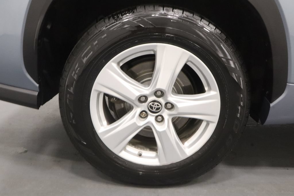 Used 2021 Toyota Highlander LE FWD image 28