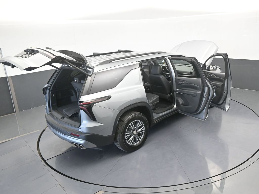 Used 2025 Chevrolet Traverse LT image 70
