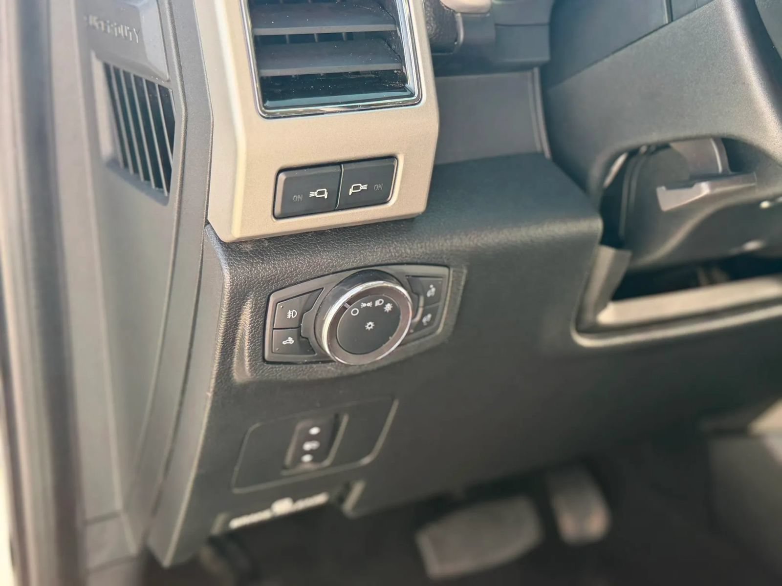 Used 2020 Ford F350 Lariat w/ Chrome Package AWD/4WD image 34