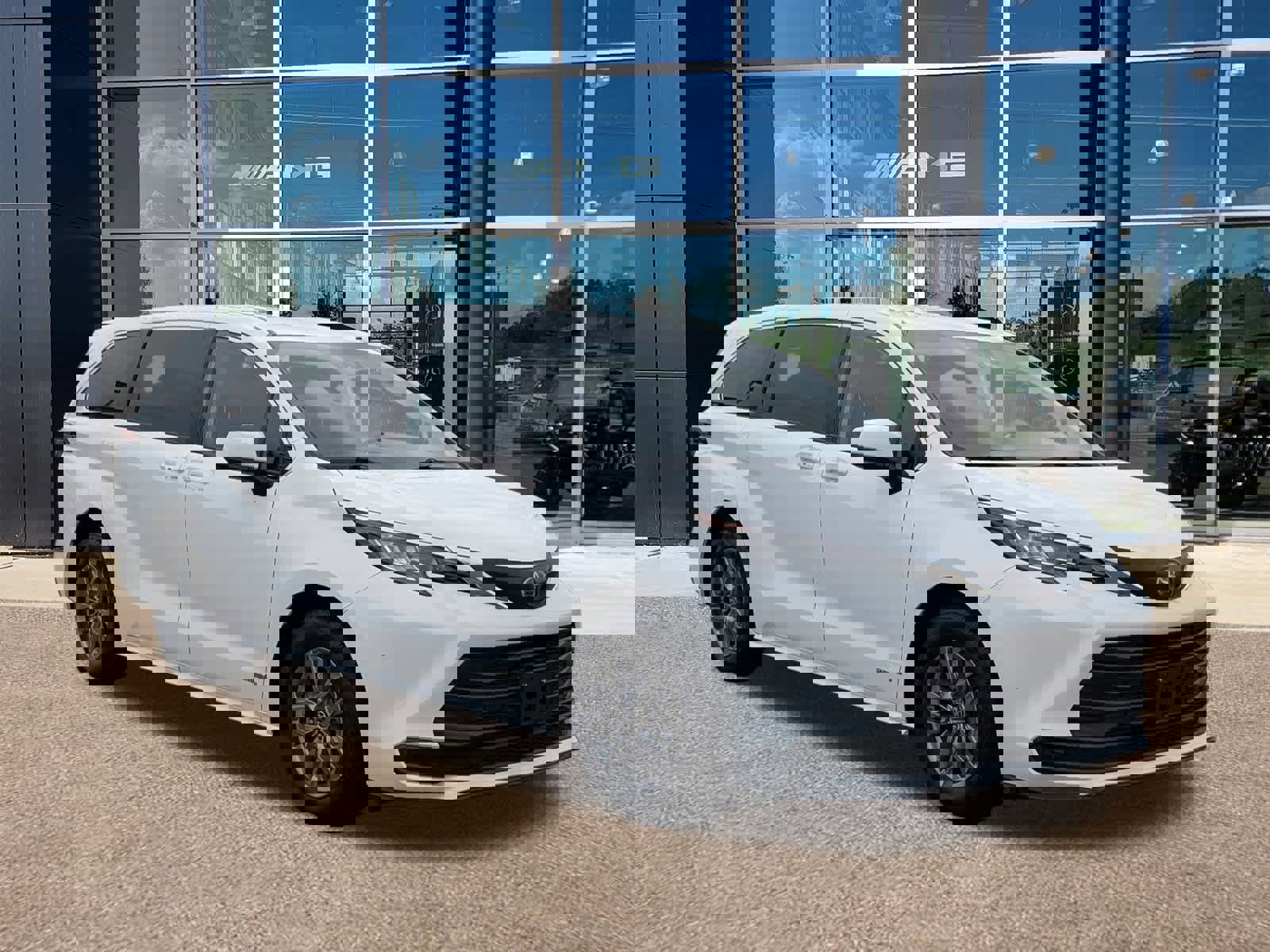 Used 2021 Toyota Sienna LE image 3