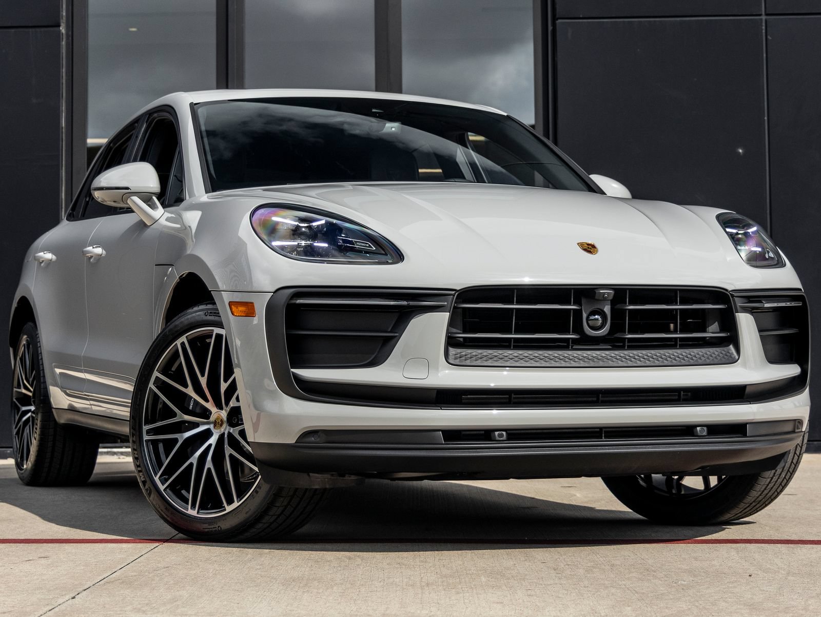 Certified 2026 Porsche Macan AWD/4WD image 6